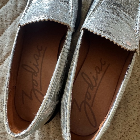 Zodiac Metallic Silver Loafers- super fun& sassy! Cute edging! FUN FASHION ๐๐ - Picture 2 of 14